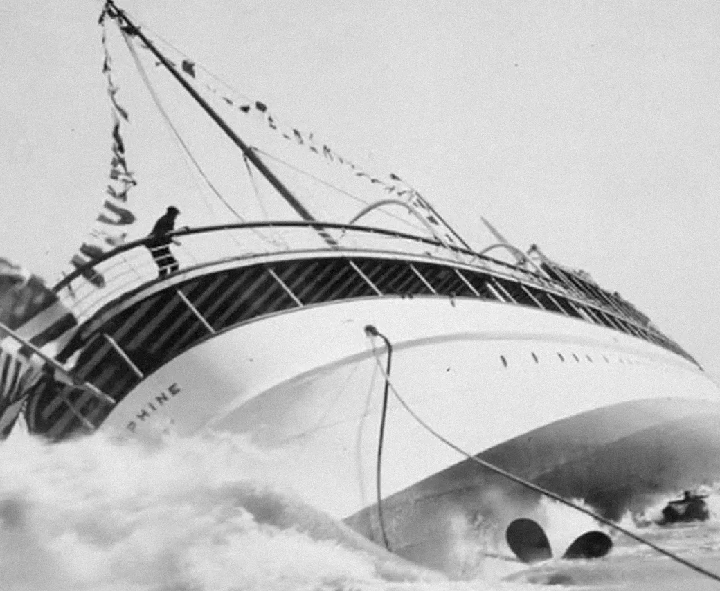 SS Delphine heeling over in a wall of spray at her sideways launch in 1921. Popular Mechanics, 1921. Public domain, via Wikimedia Commons.